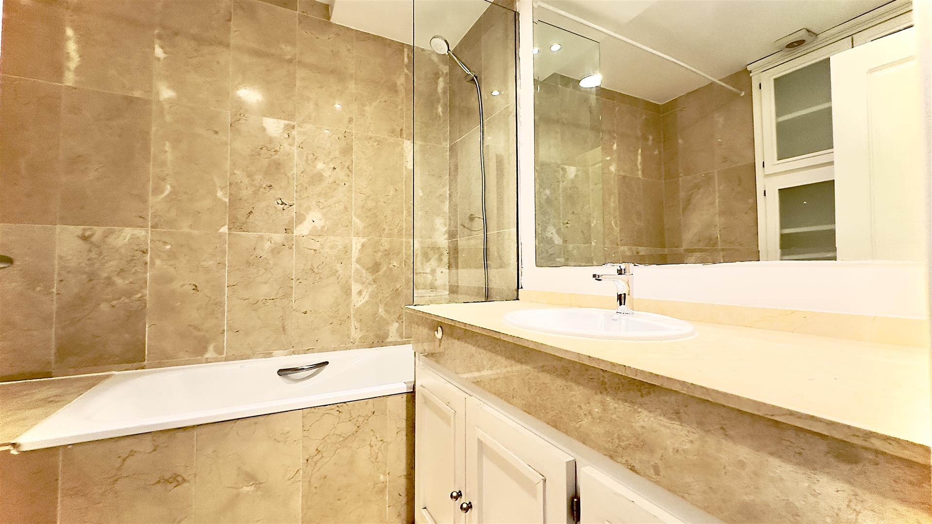 Image of Apartment - 4 Bedrooms - 2 Bathrooms for Sale in Europlaza-Gibraltar, Image 8